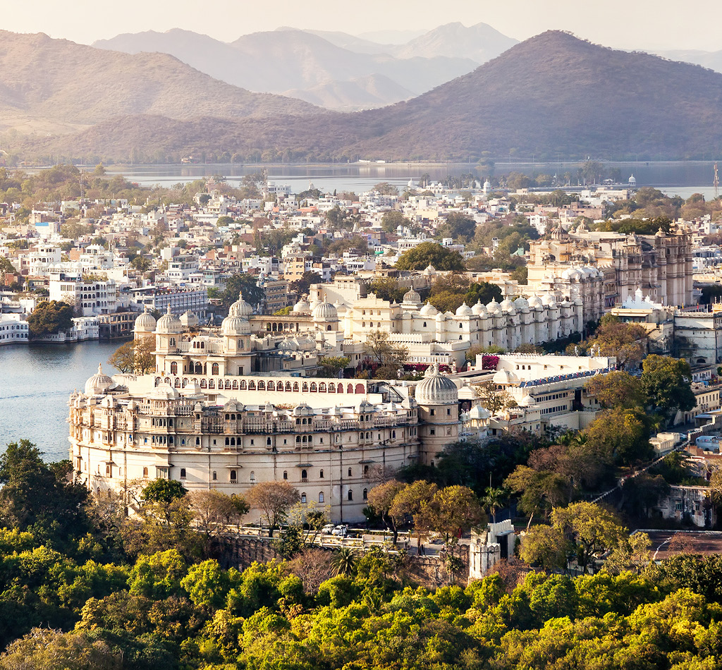 Lake Pichola with City Palace view in Udaipur, Rajasthan, India.